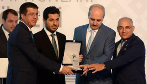 Reza Zarrab (center) received the top exporter award from the Turkish Exporters Assembly on June 21, 2015